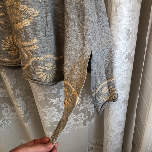 JOHNNY WAS * Soft Gray Embroidered Sharkbite Top - Picture 7 of 9